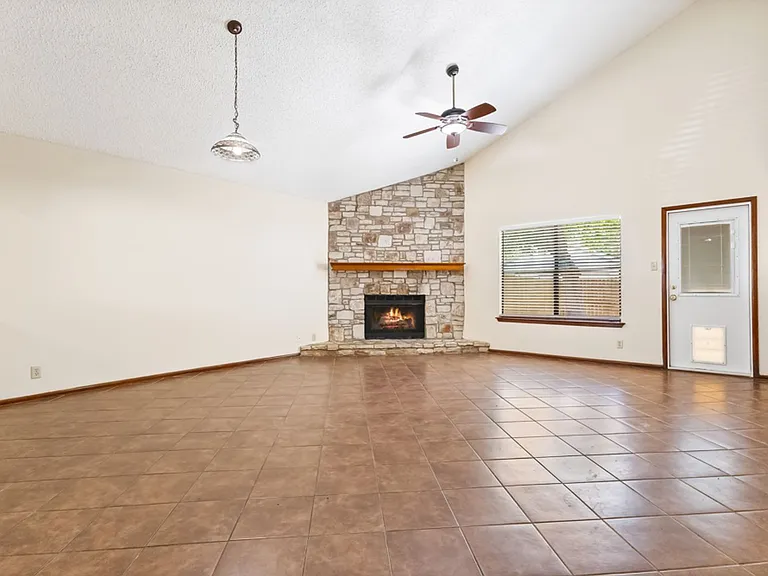 1514 Vista Hill St — Photo 8