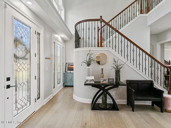 5th image of 735 E DORCHESTER Drive