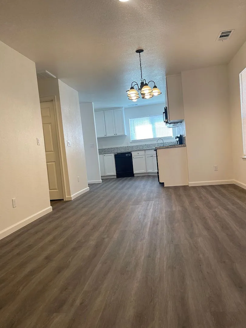Townhouse in a gated community near Creekside Golf Course — Photo 3