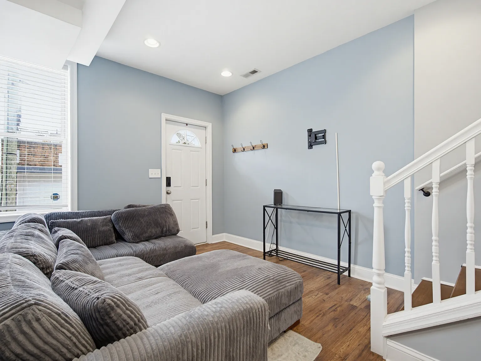 3 bed, 2.5 bath, 1152 sqft, $2,700 — Photo 2