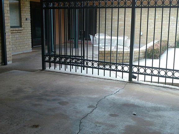 4th image of 2009 Lake Hill Ln