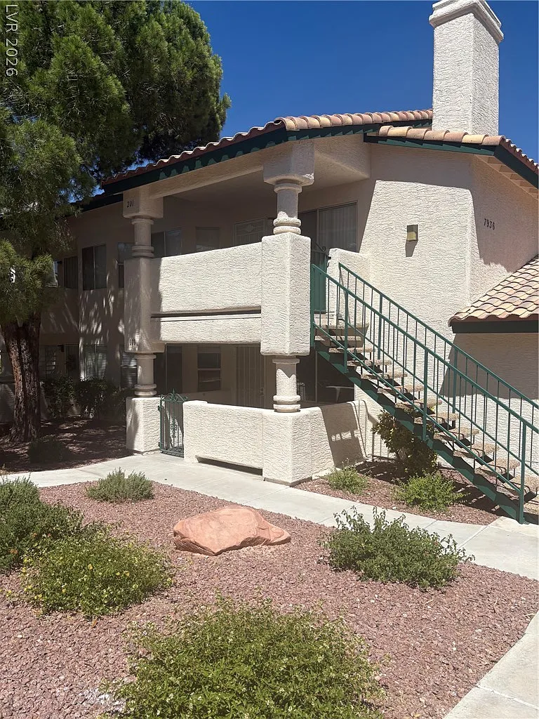 2 bed, 2.0 bath, 912 sqft, $1,350 — Photo 3