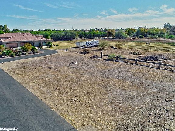 3rd image of 833 E Narnia Cir