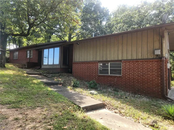725 N Montgomery St, Clarksville, AR 72830