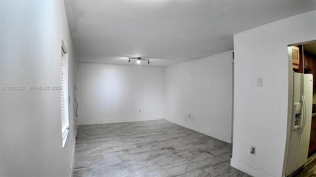 Building Photo - 2138 SW 6th St #101