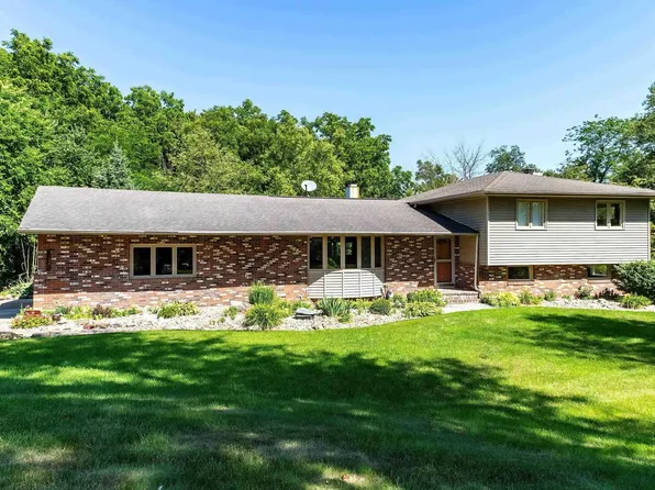 4 Brown Ct, Bettendorf, IA 52722