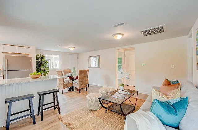 2209 Heriot St — Photo 2