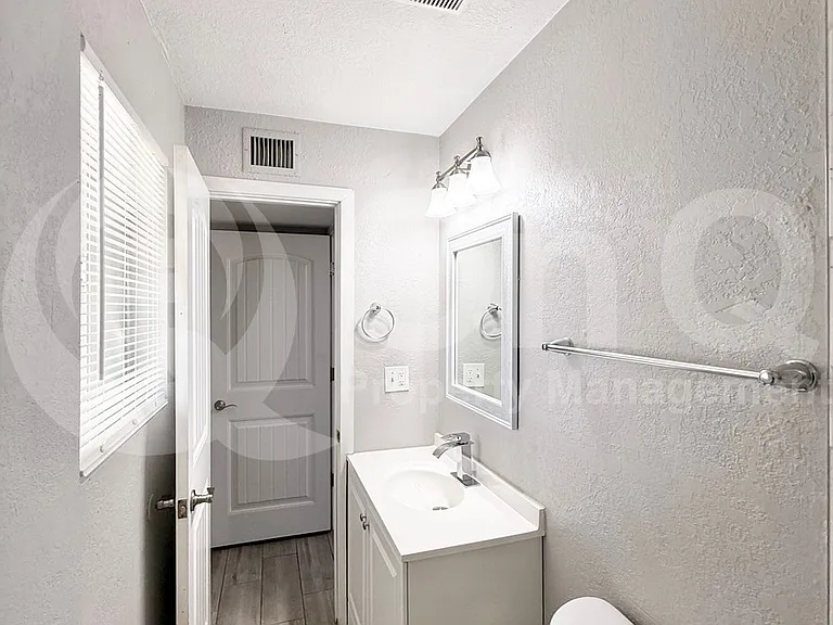 1718 W Auburn St — Photo 22
