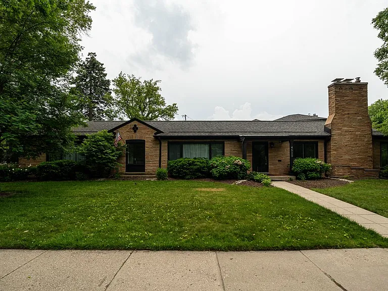 4515 N Lake Dr — Photo 1