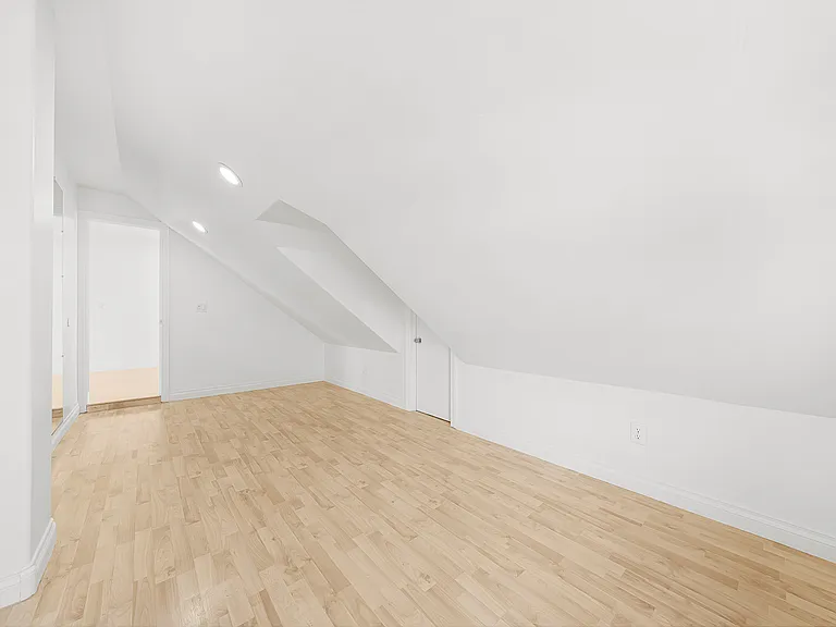 5830 Mott St — Photo 48