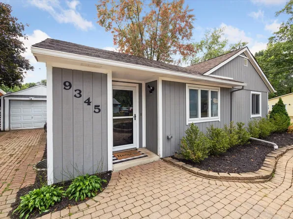 9345 Thornyside St, White Lake, MI 48386
