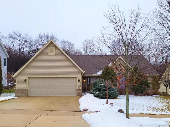 301 Kensington CIR, Johnson Creek, WI 53038