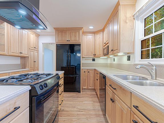 3rd image of 1018 Aponi Rd SE