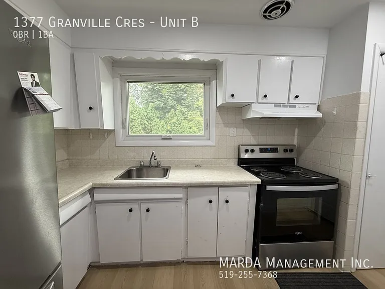 1377 Granville Cres #B — Photo 2