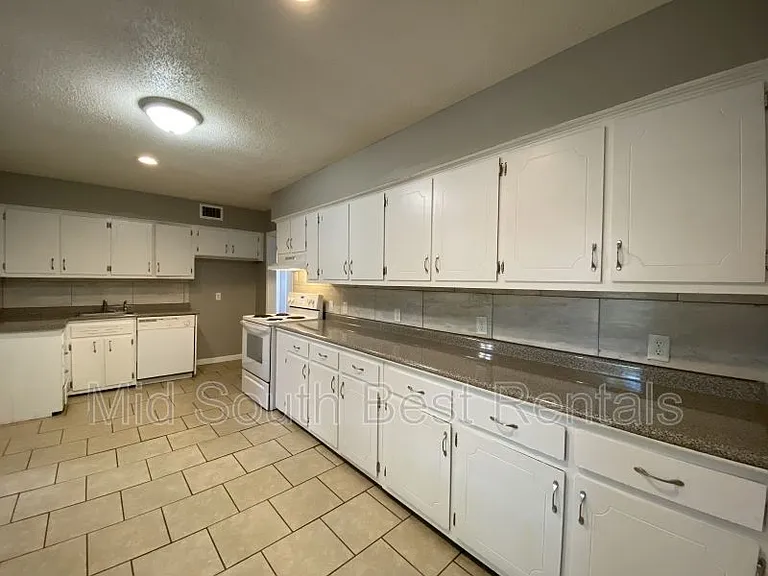 1356 S White Station Rd — Photo 2