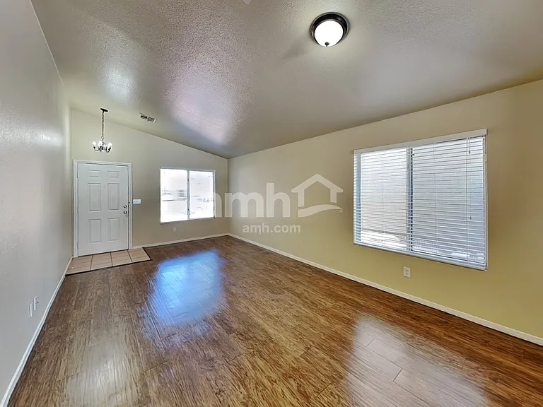 325 Greenleaf Glen St — Photo 7