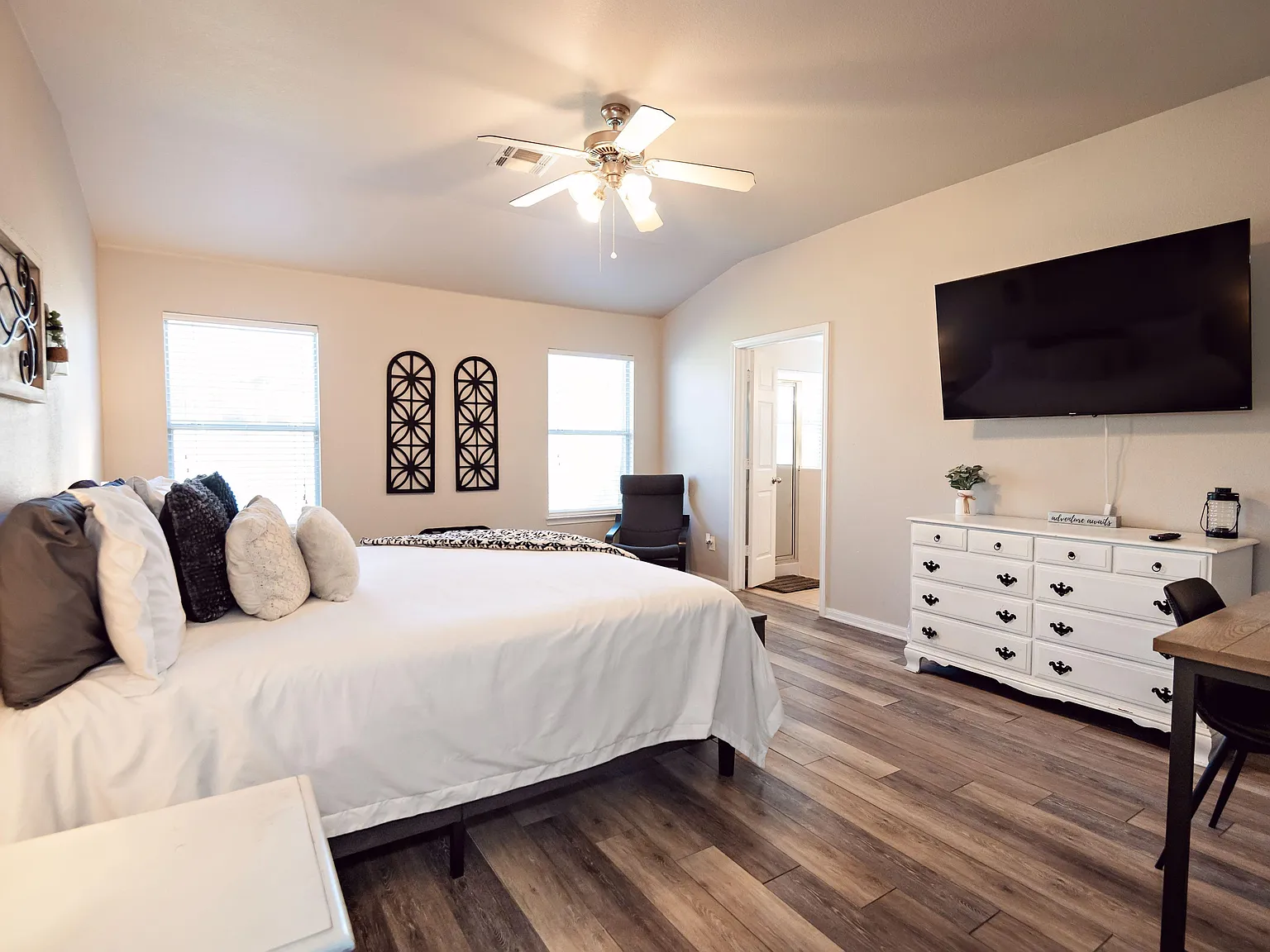 4 bed, 3.0 bath, 2326 sqft, $1,139 — Photo 1