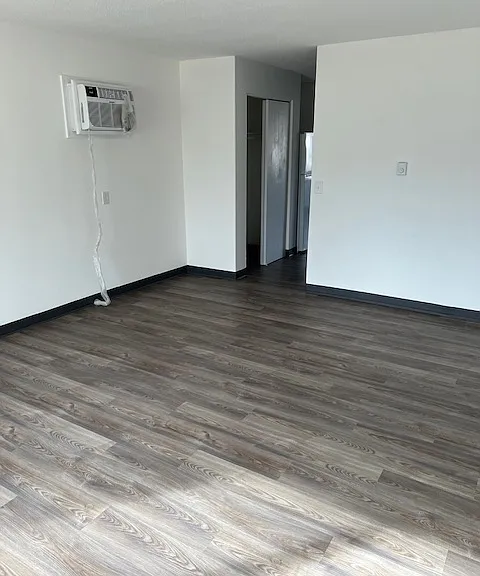 438 Martin Rd E — Photo 6