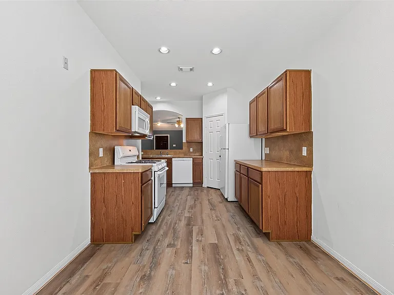 7218 Fox Hall Ln — Photo 5