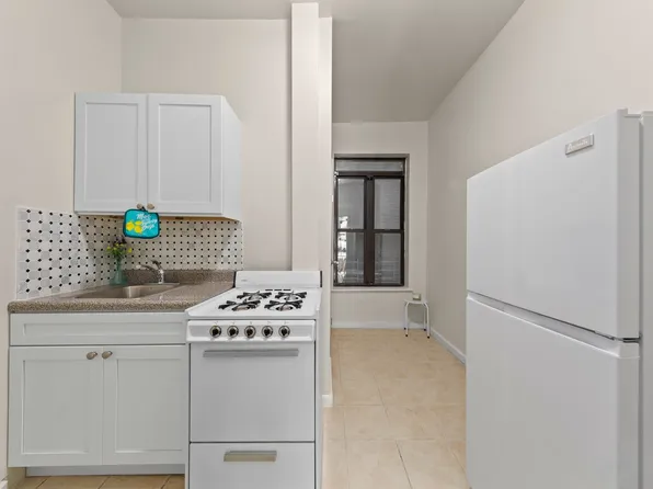 1777 Madison Avenue image 12 of 17