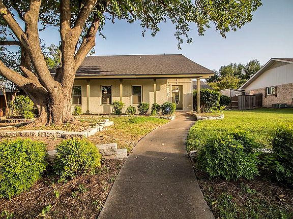 2nd image of 2704 S Cypress Cir