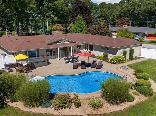 48 Maplecrest Dr, Smithfield, RI 02828