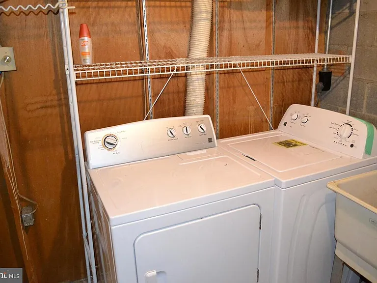 Laundry room with Washer, Dryer and Sink
