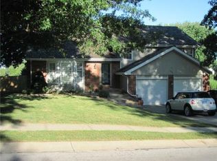 103 Willow Dr, Lansing, KS 66043