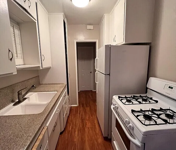 335 S Los Robles Ave #J — Photo 4