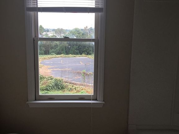5th image of 27 Fieldale Ct