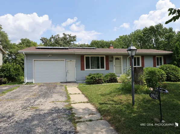 1942 Hilltop Ct, Woodstock, IL 60098