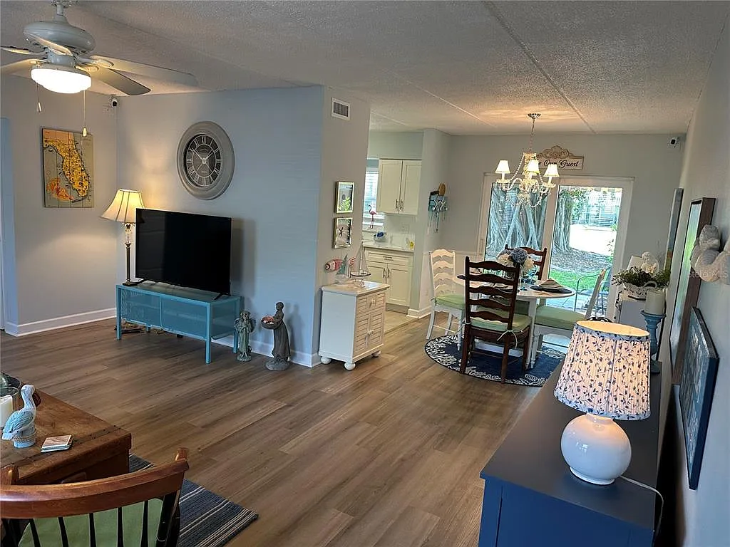2 bed, 2.0 bath, 954 sqft, $2,300 — Photo 3