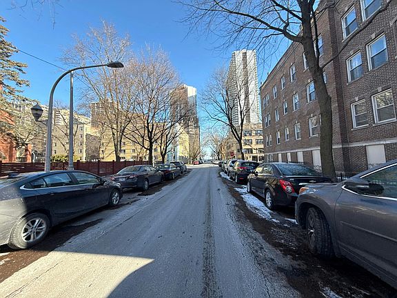 2nd image of 1045 W Glenlake Ave APT 1