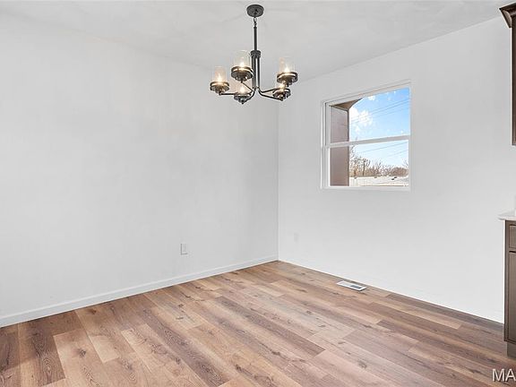 3rd image of 129 Toulon Ct