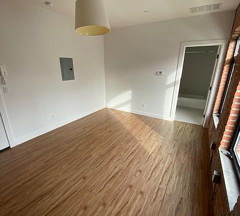 3rd image of 920 Montgomery St APT 308