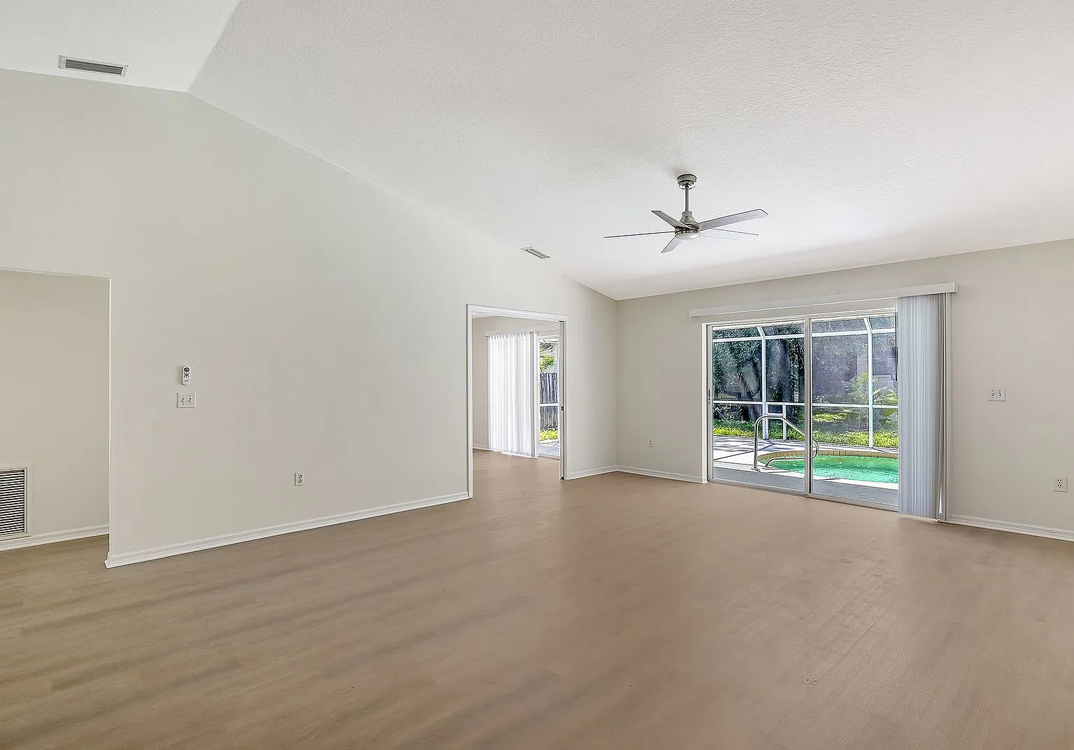 3/2 Pool Home in Lake Sarasota — Photo 3