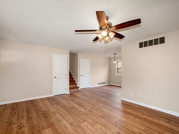 3rd image of 931 Regent St