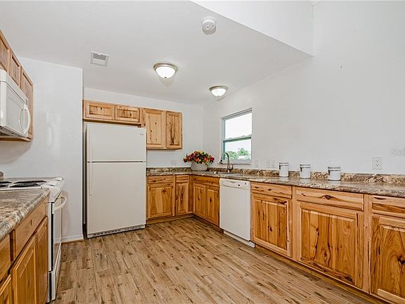 5th image of 18 Mark Twain Ln