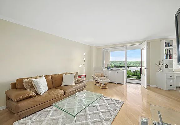 4th image of 5800 Arlington Ave APT 9M
