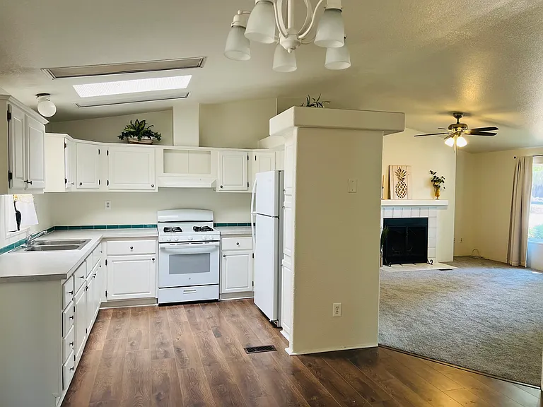 1602 N Hoover Dr — Photo 3