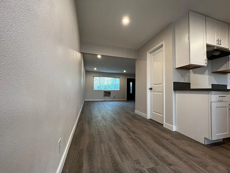429 W Elk Ave #B — Photo 22