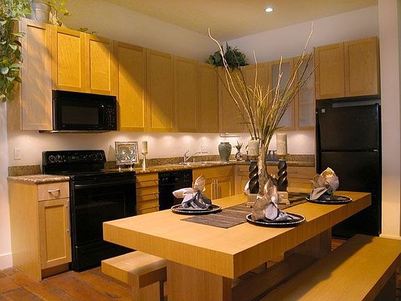 Contemporary Kitchen w/Maple Cabinets, Slab Granite Counters