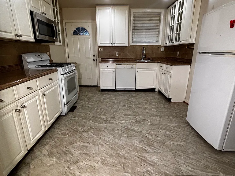 422 S Smallwood St — Photo 3