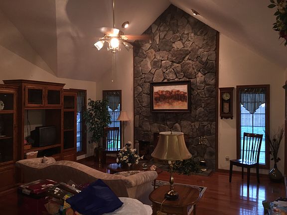 5th image of 826 Ashberry Dr