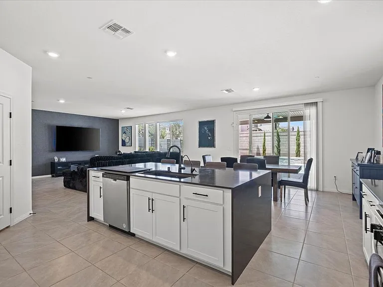 10021 Locking Biner Ave — Photo 8