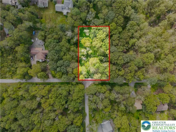 804 Evergreen Dr, Pocono Lake, PA 18347