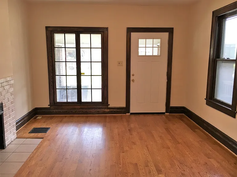 431-433 E Tompkins St — Photo 4