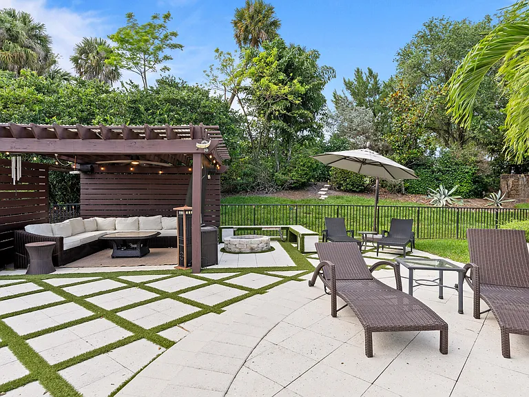 9521 Eden Mnr — Photo 33