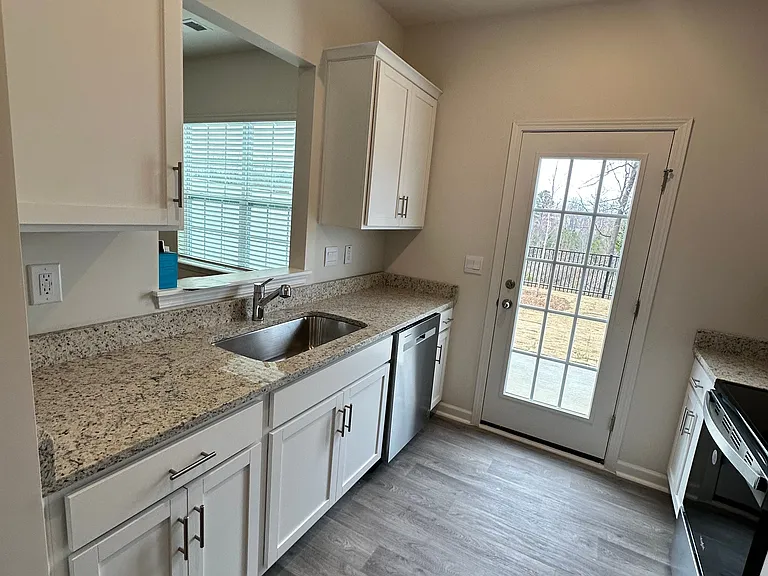 1351 Amberview Ln — Photo 6