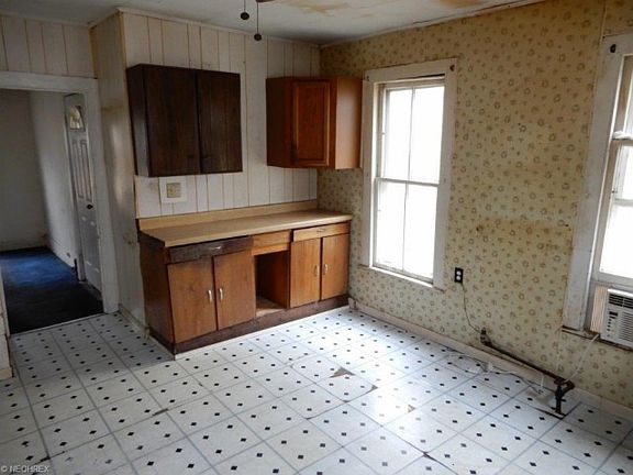5th image of 319 Elm St